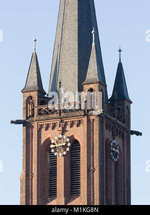 Krefeld-Hüls, Katholische Pfarrkirche St. Cyriakus, Detail des Westturms Stockfoto