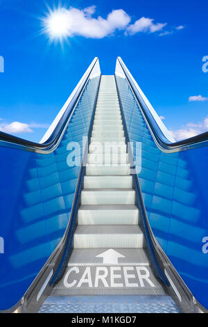 Rolltreppe in einen blauen Himmel mit Text Karriere, Konzept für die Errungenschaft der Karriereleiter mühelos Klettern bis zu einem hohen Niveau oder oben Stockfoto