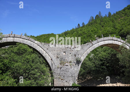 Alte Kalogeriko gewölbten Steinbrücke detail Zagoria Griechenland Stockfoto
