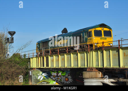 Freightliner Class 66 überquert den Fluss Nene (auf den März, Ely, Felixstowe Linie) in Peterborough, Cambridgeshire, England, Großbritannien Stockfoto