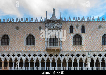 Venedig, Italien - am 5. Mai 2016. Ponte della Paglia (Brücke von Stroh) ist eine der schönsten Brücken in Venedig. Brücke von Stroh hinter Palazz entfernt Stockfoto