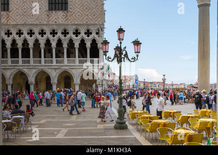 Venedig, Italien - am 5. Mai 2016. Ponte della Paglia (Brücke von Stroh) ist eine der schönsten Brücken in Venedig. Brücke von Stroh hinter Palazz entfernt Stockfoto