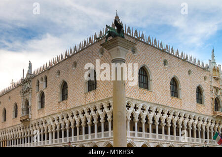 Venedig, Italien - am 5. Mai 2016. Ponte della Paglia (Brücke von Stroh) ist eine der schönsten Brücken in Venedig. Brücke von Stroh hinter Palazz entfernt Stockfoto