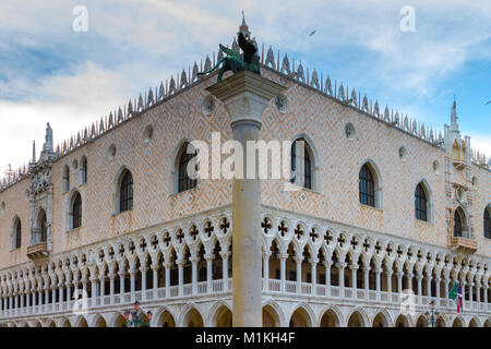 Venedig, Italien - am 5. Mai 2016. Ponte della Paglia (Brücke von Stroh) ist eine der schönsten Brücken in Venedig. Brücke von Stroh hinter Palazz entfernt Stockfoto