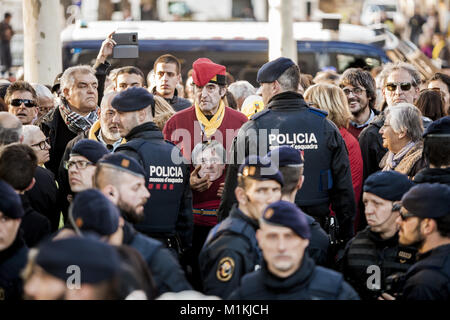 Barcelona, Katalonien, Spanien. 30 Jan, 2018. Die polizeilichen Kontrollen Teilnehmer eines städtischer Abgeordneter für die Demonstration, wenn Sie dem Parlament von Katalonien während einer investitur Sitzung Kredit zu geben versuchen: Celestino Arce/ZUMA Draht/Alamy leben Nachrichten Stockfoto