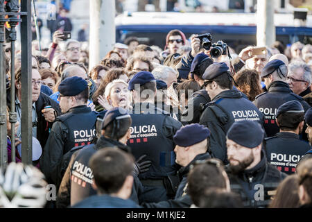 Barcelona, Katalonien, Spanien. 30 Jan, 2018. Die polizeilichen Kontrollen Teilnehmer eines städtischer Abgeordneter für die Demonstration, wenn Sie dem Parlament von Katalonien während einer investitur Sitzung Kredit zu geben versuchen: Celestino Arce/ZUMA Draht/Alamy leben Nachrichten Stockfoto