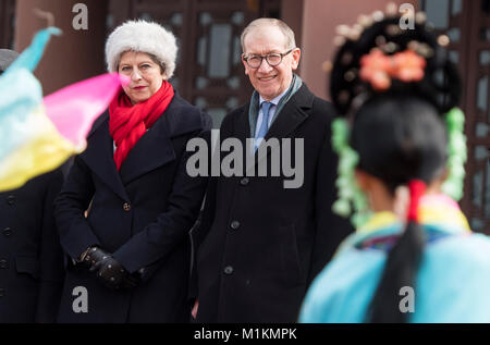 Wuhan, Hubei Provinz Chinas. 31 Jan, 2018. Der britische Premierminister Theresa May Uhren Peking Oper Leistung vor der Yellow Crane Tower in Wuhan, Zentralchina Provinz Hubei, 31.01.2018. Credit: Xiao Yijiu/Xinhua/Alamy leben Nachrichten Stockfoto