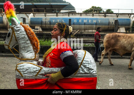 Kuala Lumpur, Malaysia. 31 Jan, 2018. Ein Hindu devotee tragen eine Puppe während Thaipusam Festivals in Kuala Lumpur am 31. Januar 2018. Malaysische Hindu in der jährlichen Hindu Erntedankfest, in der Anhänger sich zu schmerzhaften Ritualen in einer Demonstration von Glauben und Buße zu Ehren von Lord Murugan, Hindu in Malaysia feierte Thaipusam am 28.Januar bis zum 31. dieses Jahres zu beginnen. Credit: Samsul sagte/LBA/Alamy leben Nachrichten Stockfoto