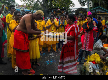 Kuala Lumpur, Malaysia. 31 Jan, 2018. Ein Hindu devotee ein Gebet während Thaipusam Festivals in Kuala Lumpur führen Sie am 31. Januar 2018. Malaysische Hindu in der jährlichen Hindu Erntedankfest, in der Anhänger sich zu schmerzhaften Ritualen in einer Demonstration von Glauben und Buße zu Ehren von Lord Murugan, Hindu in Malaysia feierte Thaipusam am 28.Januar bis zum 31. dieses Jahres zu beginnen. Credit: Samsul sagte/LBA/Alamy leben Nachrichten Stockfoto