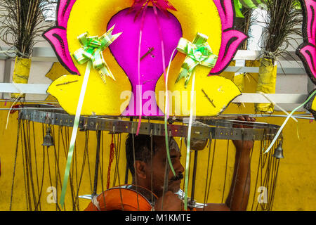 Kuala Lumpur, Malaysia. 31 Jan, 2018. Ein Hindu devotee tragen eine Thaipusam Kavadi während des Festivals in Kuala Lumpur am 31. Januar 2018. Malaysische Hindu in der jährlichen Hindu Erntedankfest, in der Anhänger sich zu schmerzhaften Ritualen in einer Demonstration von Glauben und Buße zu Ehren von Lord Murugan, Hindu in Malaysia feierte Thaipusam am 28.Januar bis zum 31. dieses Jahres zu beginnen. Credit: Samsul sagte/LBA/Alamy leben Nachrichten Stockfoto