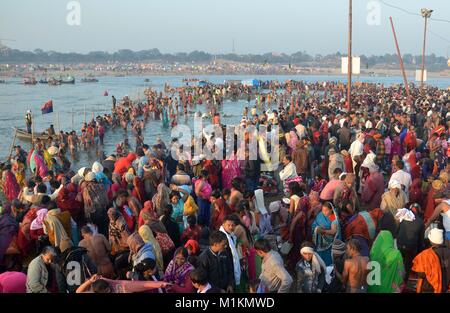 Allahabad, Uttar Pradesh, Indien. 31 Jan, 2018. Allahabad: Hindu devotees unter holydip im Sangam, die Mündung des Flusses Ganga, Yamuna und mythologischen Saraswati, anlässlich der Maghi Purnima (Letzter Badetag) während Magh mela in Allahabad am 31-01-2018. Credit: Prabhat Kumar Verma/ZUMA Draht/Alamy leben Nachrichten Stockfoto