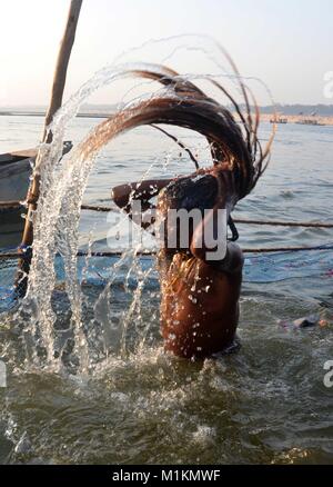 Allahabad, Uttar Pradesh, Indien. 31 Jan, 2018. Allahabad: Ein sadhu unter holydip im Sangam, die Mündung des Flusses Ganga, Yamuna und mythologischen Saraswati, anlässlich der Maghi Purnima (Letzter Badetag) während Magh mela in Allahabad am 31-01-2018. Credit: Prabhat Kumar Verma/ZUMA Draht/Alamy leben Nachrichten Stockfoto