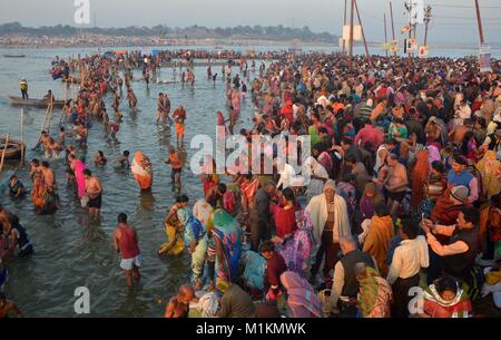 Allahabad, Uttar Pradesh, Indien. 31 Jan, 2018. Allahabad: Hindu devotees unter holydip im Sangam, die Mündung des Flusses Ganga, Yamuna und mythologischen Saraswati, anlässlich der Maghi Purnima (Letzter Badetag) während Magh mela in Allahabad am 31-01-2018. Credit: Prabhat Kumar Verma/ZUMA Draht/Alamy leben Nachrichten Stockfoto