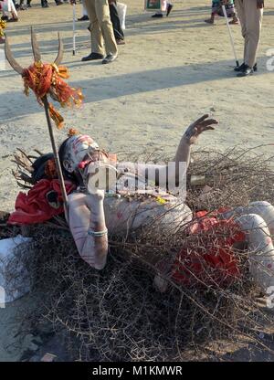 Allahabad, Uttar Pradesh, Indien. 31 Jan, 2018. Allahabad: Ein sadhu liegen auf Dorn im Sangam, die Mündung des Flusses Ganga, Yamuna und mythologischen Saraswati, anlässlich der Maghi Purnima (Letzter Badetag) während Magh mela in Allahabad am 31-01-2018. Credit: Prabhat Kumar Verma/ZUMA Draht/Alamy leben Nachrichten Stockfoto