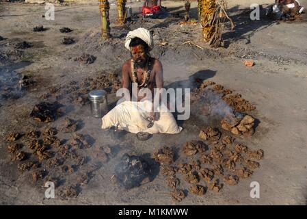 Allahabad, Uttar Pradesh, Indien. 31 Jan, 2018. Unter holydip im Sangam, die Mündung des Flusses Ganga, Yamuna und mythologischen Saraswati, anlässlich der Maghi Purnima (Letzter Badetag) während Magh mela in Allahabad am 31-01-2018. Credit: Prabhat Kumar Verma/ZUMA Draht/Alamy leben Nachrichten Stockfoto