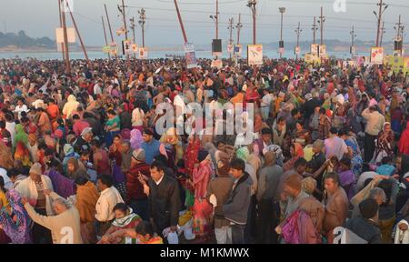 Allahabad, Uttar Pradesh, Indien. 31 Jan, 2018. Allahabad: Hindu devotees unter holydip im Sangam, die Mündung des Flusses Ganga, Yamuna und mythologischen Saraswati, anlässlich der Maghi Purnima (Letzter Badetag) während Magh mela in Allahabad am 31-01-2018. Credit: Prabhat Kumar Verma/ZUMA Draht/Alamy leben Nachrichten Stockfoto