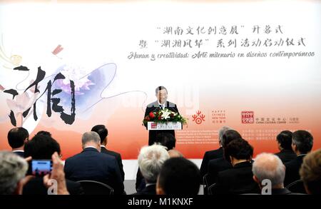 (180131) - Madrid, 31.01.2018 (Xinhua) - chinesische Minister für Kultur Luo Shugang (C) liefert eine Rede bei der Eröffnung der diesjährigen Happy Spring Festival im chinesischen Kulturzentrum in Madrid, Spanien, Jan. 29, 2018. Das chinesische Ministerium für Kultur werden mit Partnern vor Ort zusammenarbeiten, eine Reihe von Veranstaltungen zu halten - einschließlich Galas, Ausstellungen und Messen - Tempel - in mehr als 400 Städten in 129 Ländern und Regionen auf die bevorstehende Chinesisches Neujahrsfest oder Frühlingsfest, am 13.02.16. feiern. (Xinhua / Guo Qiuda) (Lrz) Stockfoto