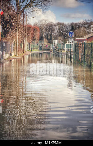 Sandrine Huet/Le Pictorium - der Seine River Flood, Januar 2018 - 26/01/2018 - Frankreich/Ile-de-France (Region) / Soisy-sur-Seine-Dorf Soisy-sur-Seine, Paris. Der Fluss Wasser stieg von 25. bis 29. Januar 2018. Viele Häuser hatten wegen des Hochwassers evakuiert werden. Der Seine erreicht seinen höchsten Punkt am Bahnhof von Corbeil Essonne in der Nacht von Sonntag, 28. und Montag, den 29. Januar 2018, mit einem Kamm von 4,56 m, ein wenig niedriger als bei der letzten Hochwasser im Juni 2016 Stockfoto