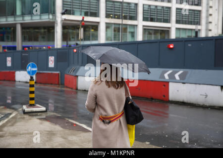 London, Großbritannien. 31 Jan, 2018. UK Wetter. Leute hetzen, um zu versuchen, die Schwere Unwetter Regen in Victoria London Kredit vermeiden: Keith Larby/Alamy leben Nachrichten Stockfoto