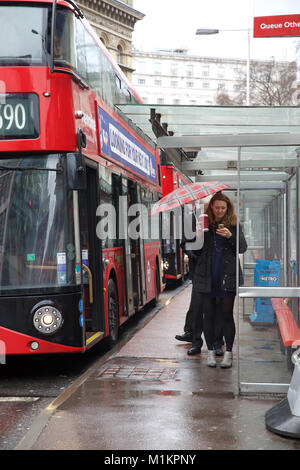 London, Großbritannien. 31 Jan, 2018. UK Wetter. Leute hetzen, um zu versuchen, die Schwere Unwetter Regen in Victoria London Kredit vermeiden: Keith Larby/Alamy leben Nachrichten Stockfoto