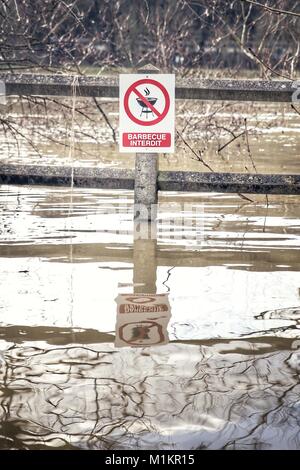 Sandrine Huet/Le Pictorium - der Seine River Flood, Januar 2018 - 26/01/2018 - Frankreich/Ile-de-France (Region) / Soisy-sur-Seine-Dorf Soisy-sur-Seine, Paris. Der Fluss Wasser stieg von 25. bis 29. Januar 2018. Viele Häuser hatten wegen des Hochwassers evakuiert werden. Der Seine erreicht seinen höchsten Punkt am Bahnhof von Corbeil Essonne in der Nacht von Sonntag, 28. und Montag, den 29. Januar 2018, mit einem Kamm von 4,56 m, ein wenig niedriger als bei der letzten Hochwasser im Juni 2016 Stockfoto