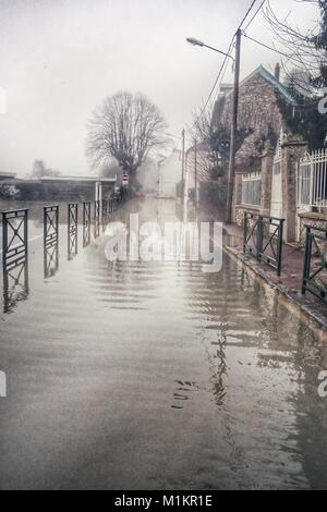 Sandrine Huet/Le Pictorium - der Seine River Flood, Januar 2018 - 27/01/2018 - Frankreich/Ile-de-France (Region) / Soisy-sur-Seine-Dorf Soisy-sur-Seine, Paris. Der Fluss Wasser stieg von 25. bis 29. Januar 2018. Viele Häuser hatten wegen des Hochwassers evakuiert werden. Der Seine erreicht seinen höchsten Punkt am Bahnhof von Corbeil Essonne in der Nacht von Sonntag, 28. und Montag, den 29. Januar 2018, mit einem Kamm von 4,56 m, ein wenig niedriger als bei der letzten Hochwasser im Juni 2016 Stockfoto