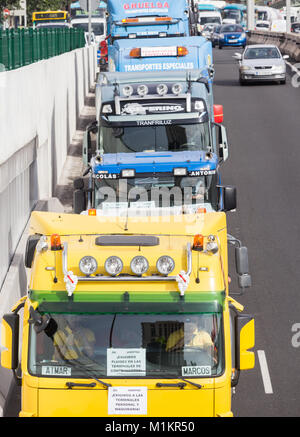 Lange Schlange von Lkws auf der Autobahn in der Nähe von port. Brexit kein deal Konzept... Stockfoto