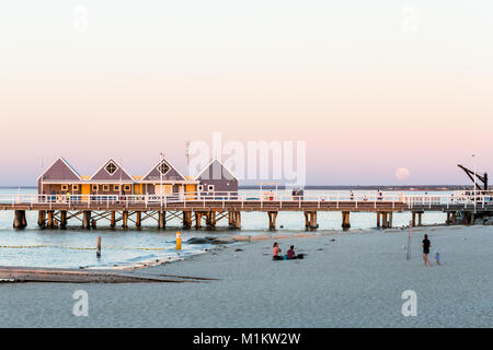 Busselton, Western Australia. 31. Januar 2018. Super Mond über Busselton Jetty steigt. Dieser Mond wird Rot während einer Mondfinsternis am späteren Abend. Quelle: Chris de Leer/Alamy Live News Credit: Chris de Leer/Alamy leben Nachrichten Stockfoto