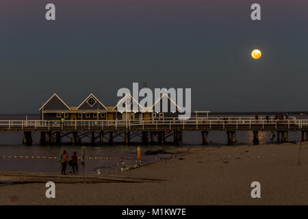 Busselton, Western Australia. 31. Januar 2018. Red Super Mond und Mondfinsternis über Busselton Jetty Credit: Chris de Leer/Alamy leben Nachrichten Stockfoto