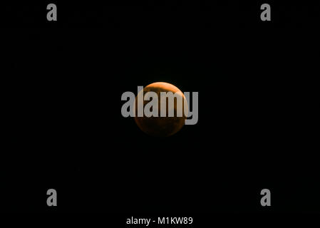 Singapur, Singapur - Jan 31, 2018: Ein seltener Blick auf Super special Blue Blood Moon' bei einer totalen Mondfinsternis in Singapur Himmel gesehen. Credit: Tang Wai Chung/Truphotos.com/Alamy leben Nachrichten Stockfoto