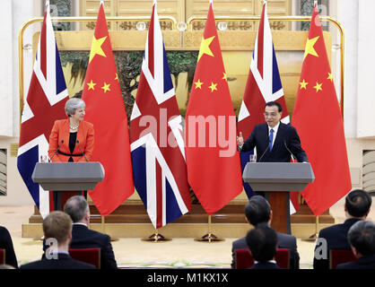 Peking, China. 31 Jan, 2018. Chinesische Ministerpräsident Li Keqiang und Besuch der britische Premierminister Theresa May, Treffen die Presse nach einem china-britain jährlichen Dialog zwischen den Staats- und Regierungschefs, in Peking, der Hauptstadt von China, 31.01.2018. Credit: Ding Haitao/Xinhua/Alamy leben Nachrichten Stockfoto