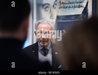 Berlin, Deutschland. 31 Jan, 2018. Der Holocaust Überlebenden und Schriftsteller Ben weniger besucht die Ausstellung des Anne Frank Zentrum und steht vor dem Plakat der US-Film "Das Tagebuch der Anne Frank" (Lit. Das Tagebuch der Anne Frank) von George Stevens in Berlin, Deutschland, 31. Januar 2018. Lesser ist Überlebender des Konzentrationslagers Dachau. Credit: Soeren Stache/dpa/Alamy leben Nachrichten Stockfoto