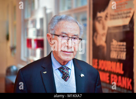 Berlin, Deutschland. 31 Jan, 2018. Der Holocaust Überlebenden und Schriftsteller Ben weniger besucht die Ausstellung des Anne Frank Zentrum und steht vor dem Plakat der US-Film "Das Tagebuch der Anne Frank" (Lit. Das Tagebuch der Anne Frank) von George Stevens in Berlin, Deutschland, 31. Januar 2018. Lesser ist Überlebender des Konzentrationslagers Dachau. Credit: Soeren Stache/dpa/Alamy leben Nachrichten Stockfoto