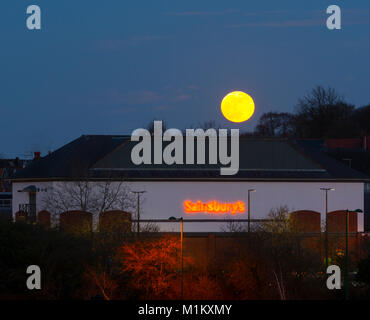 Warwick, Großbritannien. 31. Januar, 2018. Der 'Super Blue' Mond erhebt sich über Sainsbury's Supermarkt in Warwick, Großbritannien. Credit: Colin Underhill/Alamy leben Nachrichten Stockfoto