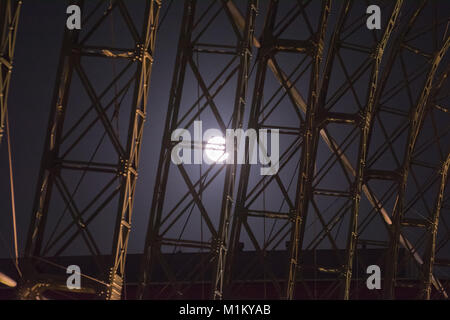 Farnborough, Hampshire, UK. 31. Januar 2018. Die super 'Blau' Mond am berühmten airship Hangar in Farnborough Business Park. Stockfoto