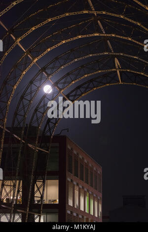 Farnborough, Hampshire, UK. 31. Januar 2018. Die super 'Blau' Mond am berühmten airship Hangar in Farnborough Business Park. Stockfoto