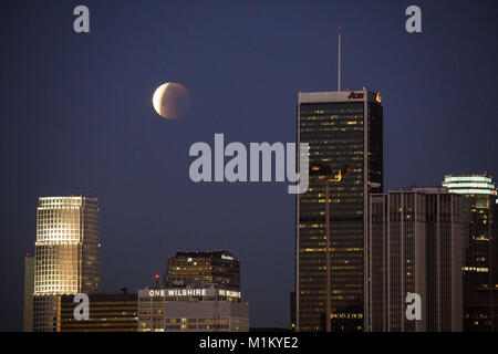 Los Angeles, Kalifornien, USA. 31 Jan, 2018. Der Mond geht aus den Schatten der Erde während einer Mondfinsternis als Super blaues Blut Mond über der Innenstadt von Los Angeles Skyline bei ca. 6:24 Uhr ab der 4th Street Bridge am Mittwoch, 31. Januar 2018 in Los Angeles, Kalifornien gesehen. © 2018 Patrick T. Fallon Credit: Patrick Fallon/ZUMA Draht/Alamy leben Nachrichten Stockfoto