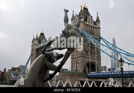 London, Großbritannien. 31. Januar, 2018. UK Wetter. Eine Decke weiß bewölkten Tag über die Tower Bridge in London mit Springbrunnen, eine sculture im Vordergrund am Nordufer der Themse. Eine ungewöhnliche oder anderen Blickwinkel der Tower Bridge auf einem kalt und bewölkt bedeckt Winter Tag. Quelle: Steve Hawkins Fotografie/Alamy leben Nachrichten Stockfoto