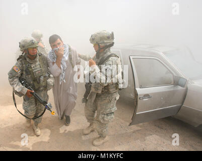 22.August 2007 - Fort Irwin, CA, USA-Soldaten von der 1. Brigade Combat Team, 4 Infanterie Division, (Fort Hood, Texas, ) Nehmen Sie Teil in komplexen Krieg Spiele während der Ausbildung, bevor sie in den Irak und Afghanistan bei der US Army National Training Center in Fort Irwin in der Mojave-wüste bereitstellen. Soldaten werden die realistischste Training für das Besiegen von IEDs (Improvised Explosive Devices), Straßenrand, Fahrzeug Bomben und sogar Terroristen beladen mit Selbstmord Westen. "IEDs sind die Todesursache Nummer eins auf dem Schlachtfeld", sagte Armee Brig. General Robert W. Cone, Direktor der "Gemeinsamen IED Niederlage' an Fo Stockfoto