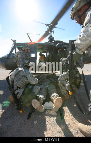 22.August 2007 - Fort Irwin, CA, USA-Soldaten von der 1. Brigade Combat Team, 4 Infanterie Division, (Fort Hood, Texas, ) Nehmen Sie Teil in komplexen Krieg Spiele während der Ausbildung, bevor sie in den Irak und Afghanistan bei der US Army National Training Center in Fort Irwin in der Mojave-wüste bereitstellen. Soldaten werden die realistischste Training für das Besiegen von IEDs (Improvised Explosive Devices), Straßenrand, Fahrzeug Bomben und sogar Terroristen beladen mit Selbstmord Westen. Derzeit IEDs sind die Todesursache Nummer eins der US-Truppen im Irak. Das Zentrum ist Angriff auf die IED Bedrohung mit einem Saldo von intell Stockfoto