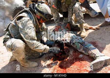 22.August 2007 - Fort Irwin, CA, USA-Soldaten von der 1. Brigade Combat Team, 4 Infanterie Division, (Fort Hood, Texas, ) Nehmen Sie Teil in komplexen Krieg Spiele während der Ausbildung, bevor sie in den Irak und Afghanistan bei der US Army National Training Center in Fort Irwin in der Mojave-wüste bereitstellen. Soldaten werden die realistischste Training für das Besiegen von IEDs (Improvised Explosive Devices), Straßenrand, Fahrzeug Bomben und sogar Terroristen beladen mit Selbstmord Westen. "IEDs sind die Todesursache Nummer eins auf dem Schlachtfeld", sagte Armee Brig. General Robert W. Cone, Direktor der "Gemeinsamen IED Niederlage' an Fo Stockfoto