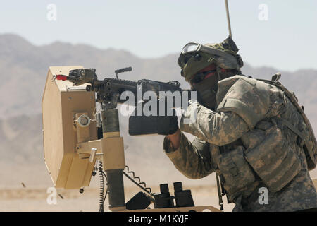 22.August 2007 - Fort Irwin, CA, USA-Soldaten von der 1. Brigade Combat Team, 4 Infanterie Division, (Fort Hood, Texas, ) Nehmen Sie Teil in komplexen Krieg Spiele während der Ausbildung, bevor sie in den Irak und Afghanistan bei der US Army National Training Center in Fort Irwin in der Mojave-wüste bereitstellen. Soldaten werden die realistischste Training für das Besiegen von IEDs (Improvised Explosive Devices), Straßenrand, Fahrzeug Bomben und sogar Terroristen beladen mit Selbstmord Westen. Derzeit IEDs sind die Todesursache Nummer eins der US-Truppen im Irak. Das Zentrum ist Angriff auf die IED Bedrohung mit einem Saldo von intell Stockfoto