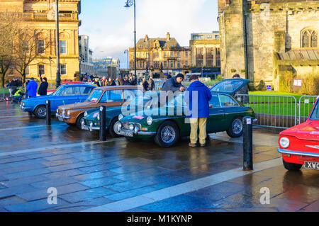 Paisley, Schottland, Großbritannien. 31. Januar 2018: Die Rallye Monte Carlo startet am Paisley Abbey. In diesem Jahr wird das 21 Historique Ereignis und die 3 Classique Ereignis. Beide Veranstaltungen sind inszeniert von der Automobile Club de Monaco und auf öffentlichen Straßen. Die Entfernung nach Monte Carlo ist 1270 Meilen. Credit: Skully/Alamy leben Nachrichten Stockfoto