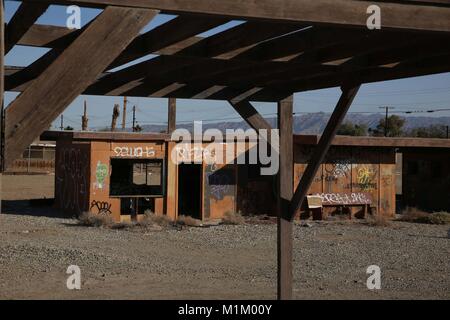 Bombay Beach, Kalifornien, USA. 10 Dez, 2016. Graffiti bedeckt leeren Gebäude entlang der Uferpromenade von Bombay entfernt. Bombay Beach ist ein Census-designated place im Imperial County, Südkalifornien. Es ist auf der Salton See entfernt und ist die niedrigste Gemeinschaft in Amerika, 223 Fuß (68 m) unter dem Meeresspiegel befindet. Die Bevölkerung wurde 295 an der Volkszählung 2010. Der Salton Sea ist ein flacher, Saline, endorheic rift See direkt auf der San Andreas Störung, vorwiegend in den südlichen Kalifornien Imperial und Coachella Täler. Der tiefste Punkt des Meeres ist 1,5 m (5 ft) höher als die niedrigste Po Stockfoto