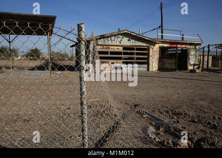 Bombay Beach, Kalifornien, USA. 10 Dez, 2016. Graffiti bedeckt leeren Gebäude entlang der Uferpromenade von Bombay entfernt. Bombay Beach ist ein Census-designated place im Imperial County, Südkalifornien. Es ist auf der Salton See entfernt und ist die niedrigste Gemeinschaft in Amerika, 223 Fuß (68 m) unter dem Meeresspiegel befindet. Die Bevölkerung wurde 295 an der Volkszählung 2010. Der Salton Sea ist ein flacher, Saline, endorheic rift See direkt auf der San Andreas Störung, vorwiegend in den südlichen Kalifornien Imperial und Coachella Täler. Der tiefste Punkt des Meeres ist 1,5 m (5 ft) höher als die niedrigste Po Stockfoto