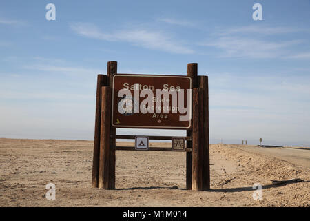 Bombay Beach, Kalifornien, USA. 10 Dez, 2016. Salton Sea unterzeichnen in Südkalifornien. Der Salton Sea ist ein flacher, Saline, endorheic rift See direkt auf der San Andreas Störung, vorwiegend in den südlichen Kalifornien Imperial und Coachella Täler. Der tiefste Punkt des Meeres ist 1,5 m (5 ft) höher als der niedrigste Punkt des Death Valley. Die jüngsten Zufluss von Wasser aus dem inzwischen stark kontrollierten Colorado River wurde versehentlich durch die Ingenieure der Kalifornien Development Company im Jahre 1905 erstellt. Credit: Rocky Stewart/ZUMA Draht/Alamy leben Nachrichten Stockfoto