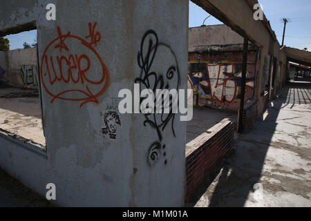 Bombay Beach, Kalifornien, USA. 10 Dez, 2016. Graffiti bedeckt leeren Gebäude entlang der Uferpromenade von Bombay entfernt. Bombay Beach ist ein Census-designated place im Imperial County, Südkalifornien. Es ist auf der Salton See entfernt und ist die niedrigste Gemeinschaft in Amerika, 223 Fuß (68 m) unter dem Meeresspiegel befindet. Die Bevölkerung wurde 295 an der Volkszählung 2010. Der Salton Sea ist ein flacher, Saline, endorheic rift See direkt auf der San Andreas Störung, vorwiegend in den südlichen Kalifornien Imperial und Coachella Täler. Der tiefste Punkt des Meeres ist 1,5 m (5 ft) höher als die niedrigste Po Stockfoto