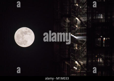 London, Großbritannien. 31. Januar, 2018. Der Mond steigt neben Big Ben - eine seltene himmlische Konvergenz eine 'super Blue Blood Moon betitelt.' Das seltene Phänomen tritt auf, wenn ein supermoon, ein Blue Moon und eine totale Mondfinsternis alle zur gleichen Zeit auftreten. Credit: Guy Bell/Alamy leben Nachrichten Stockfoto