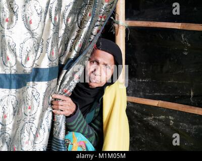 Januar 16, 2018 - Cox's Bazar, Bangladesch - Eine ältere Frau an der Rohingya Kutupalong Flüchtlingslager gesehen. Sogar Papst Franziskus war nicht erlaubt, ein Wort ''''Rohingya in Myanmar zu sagen. Mehr als eine Million Rohingya Flüchtlinge, die im August 2017 floh aus Rakhine State in Myanmar gezwungen waren, ihr Leben zu retten von ethnischen Säuberungen leben in sehr einfachen Bedingungen in den Flüchtlingslagern in Bangladesch und ihre Zukunft ist sehr unsicher. Sie haben Angst, nach Hause zurückzukehren - aber Rückführung Vertrag wurde bereits unterzeichnet, sie zur Rückkehr in ihre Heimat, wo sie nicht erwünscht sind. (Bild: © Jana C Stockfoto