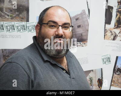 Tel Aviv, Israel. 25 Jan, 2018. Jehuda Schaul, Mitbegründer der Israelischen Nichtregierungsorganisation "Das Schweigen brechen", steht in der Geschäftsstelle der Organisation in Tel Aviv, Israel, 25. Januar 2018. "Breaking Kampagnen der Stille" für ein Ende der israelischen Besatzung in den palästinensischen Gebieten. Credit: Stefanie Järkel/dpa/Alamy leben Nachrichten Stockfoto